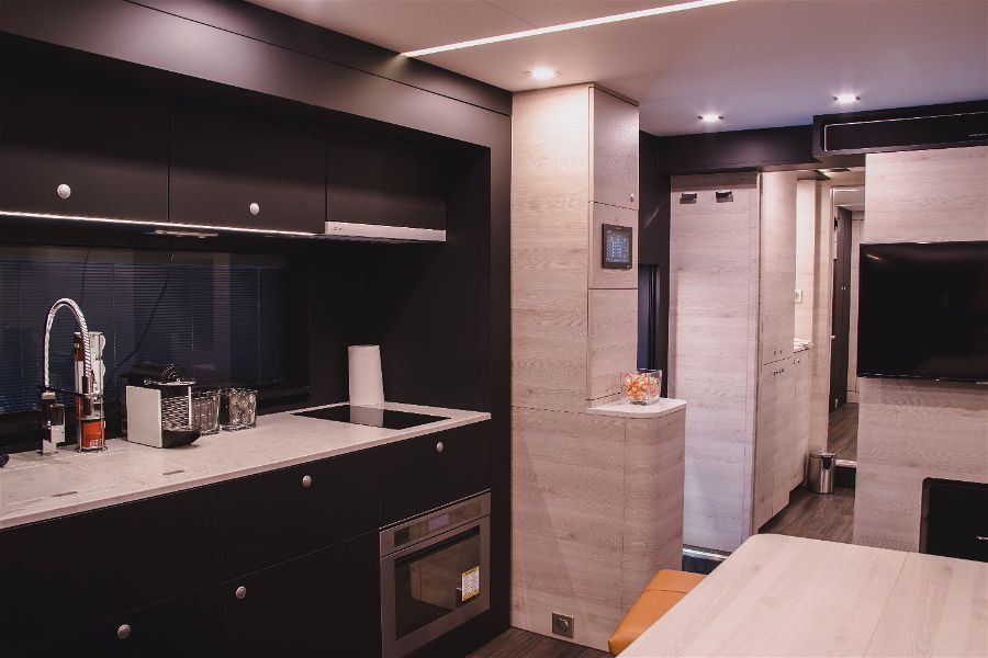paul_sannen_motorhome_mercedes_actros_stx_interior2