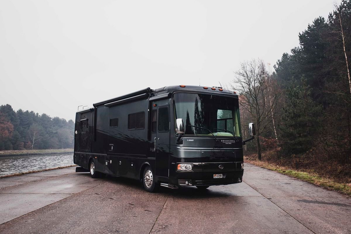 paul_sannen_motorhome_monaco_knight_black_header