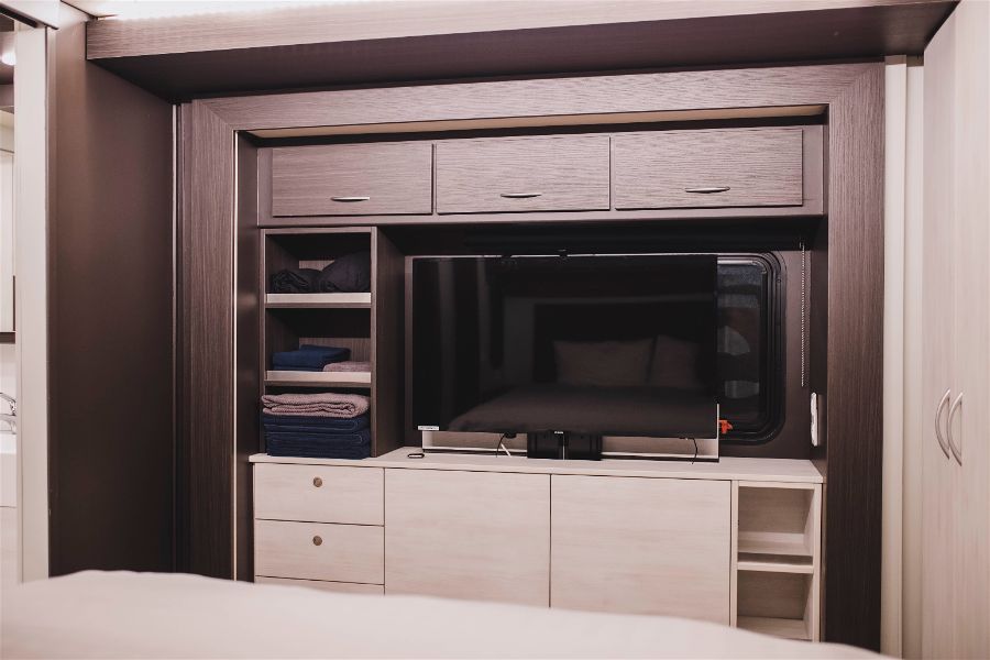 paul_sannen_motorhome_monaco_knight_black_interior_5