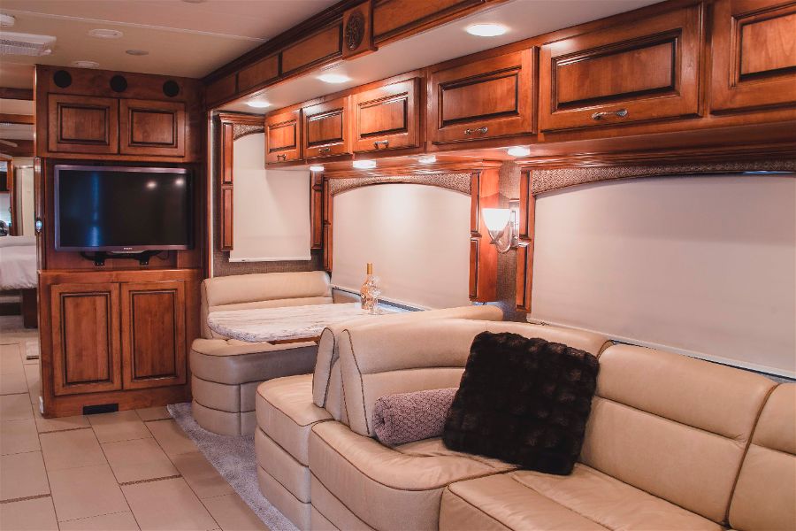 paul_sannen_motorhome_monaco_knight_gold_interior_1