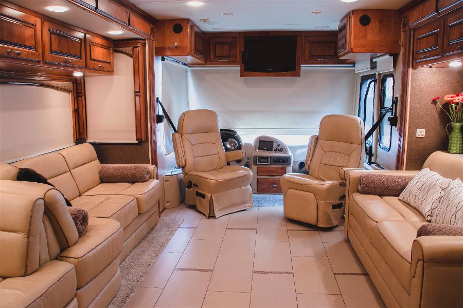 paul_sannen_motorhome_monaco_knight_gold_interior_2