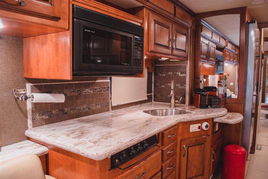 paul_sannen_motorhome_monaco_knight_gold_interior_3