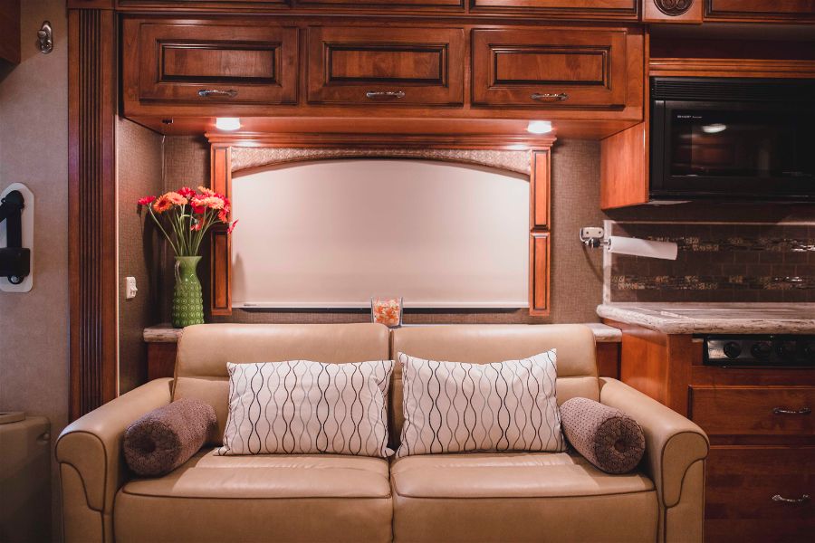 paul_sannen_motorhome_monaco_knight_gold_interior_4
