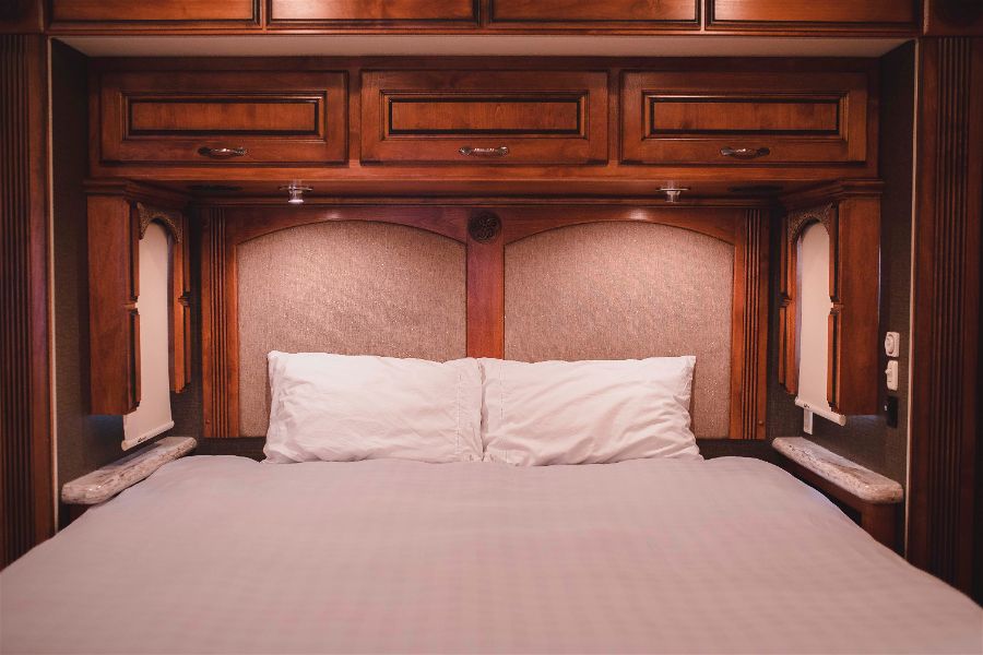 paul_sannen_motorhome_monaco_knight_gold_interior_5