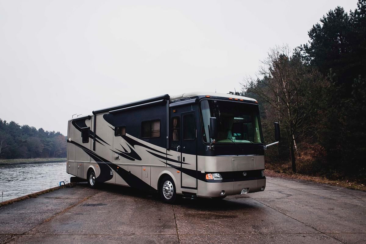 paul_sannen_motorhome_monaco_knight_grey_header