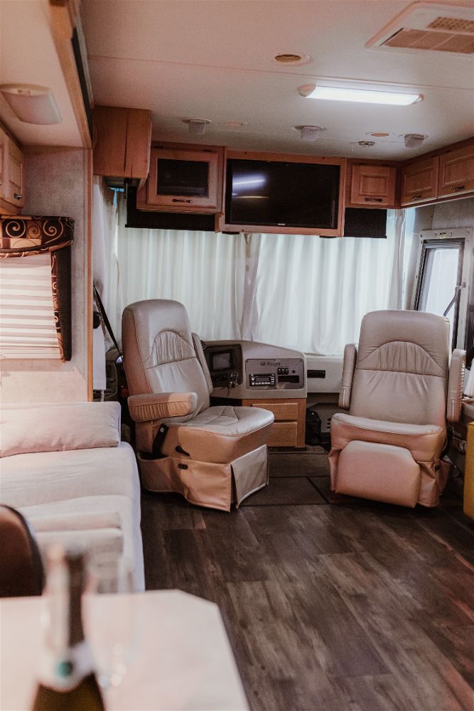 paul_sannen_motorhome_monaco_knight_grey_interior_4