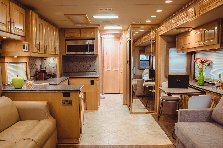 paul_sannen_motorhome_monterey_beaver_interior_4