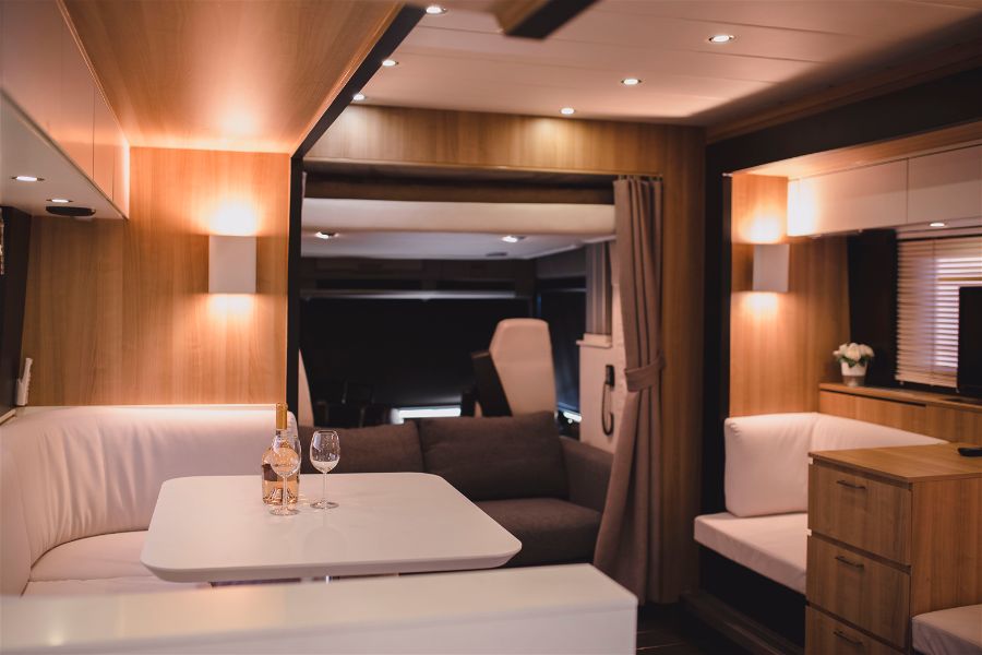 paul_sannen_motorhome_renault_magnum_stx_interior_3
