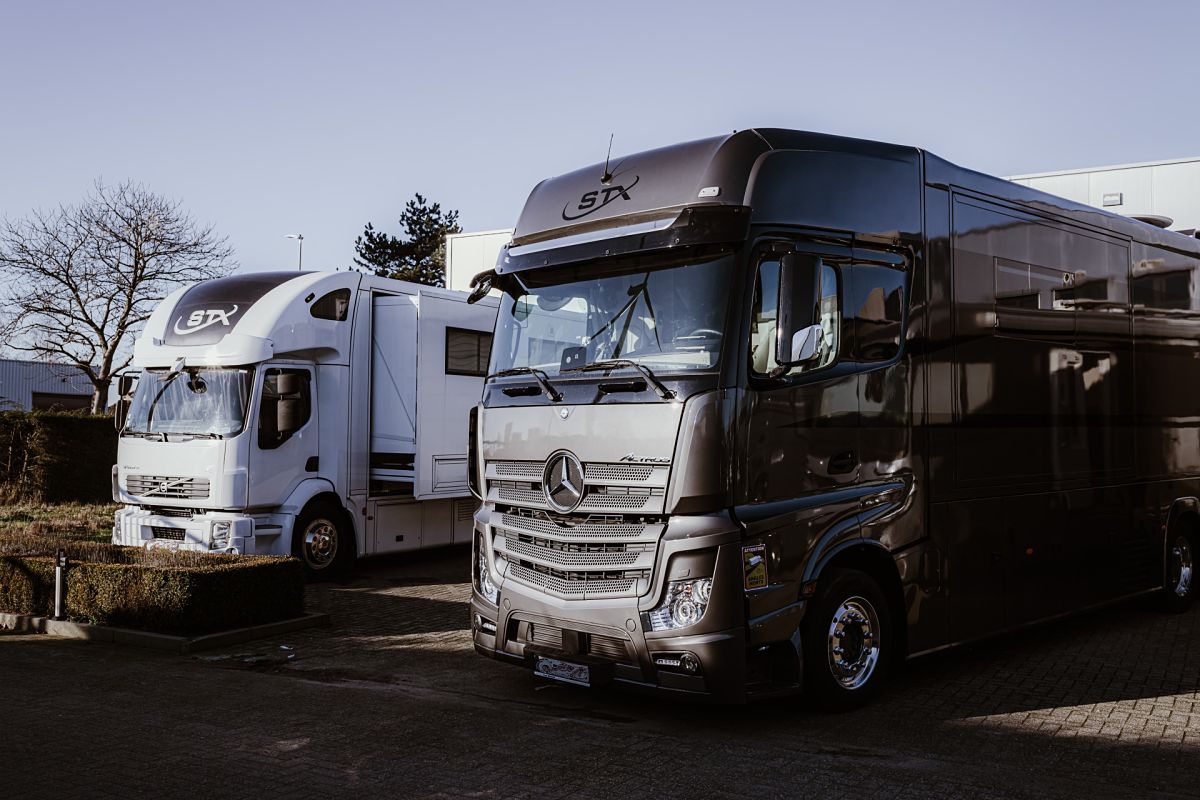 paul_sannen_motorhome_mercedes_stx_black_header_opt