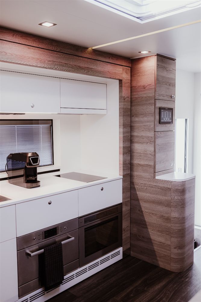 paul_sannen_motorhome_mercedes_stx_black_interior_7-opt