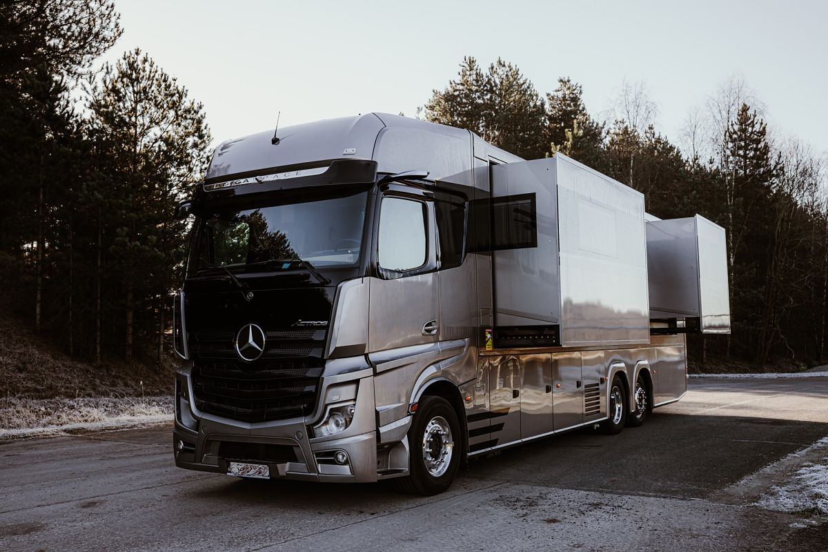 paul_sannen_motorhome_mercedes_stx_grey_header_opt