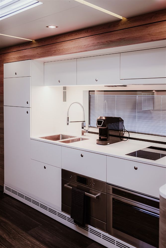 paul_sannen_motorhome_mercedes_stx_white_interior_8-opt