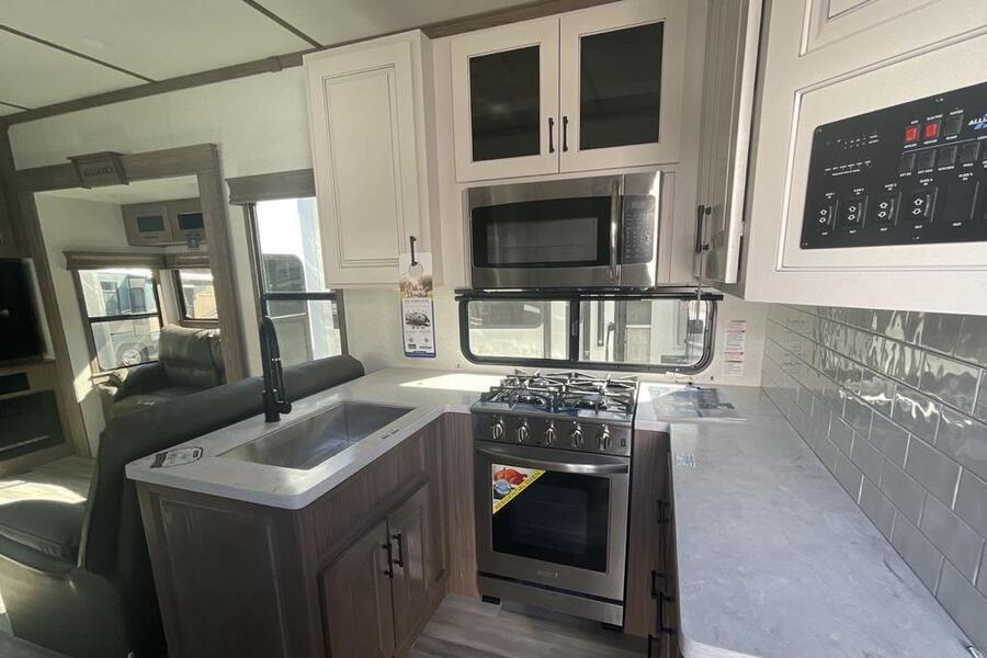 paul_sannen_motorhome_alliance_paradigm_interior_1