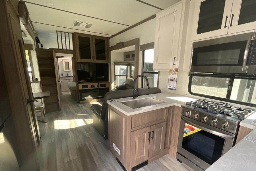 paul_sannen_motorhome_alliance_paradigm_interior_2