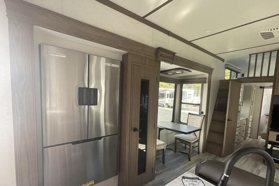 paul_sannen_motorhome_alliance_paradigm_interior_3