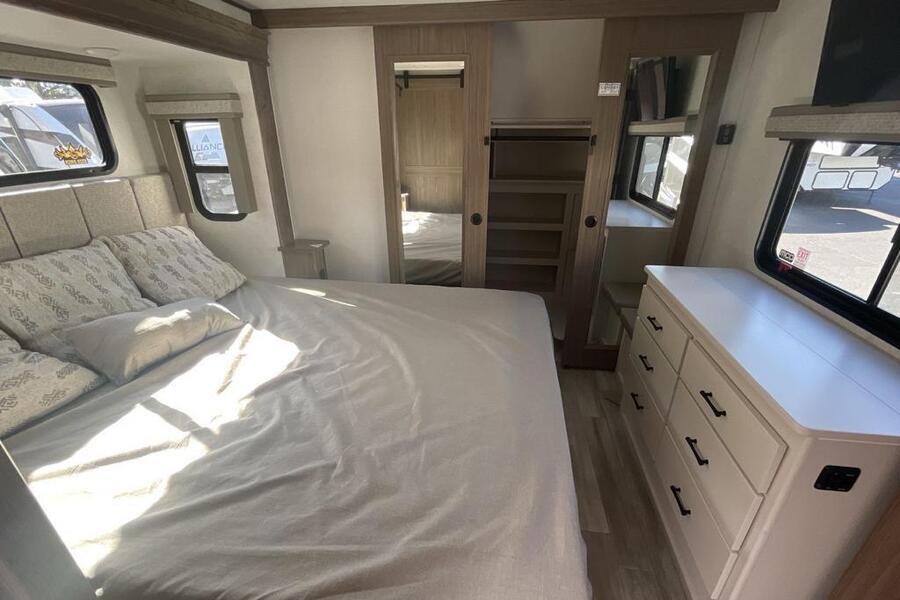 paul_sannen_motorhome_alliance_paradigm_interior_4