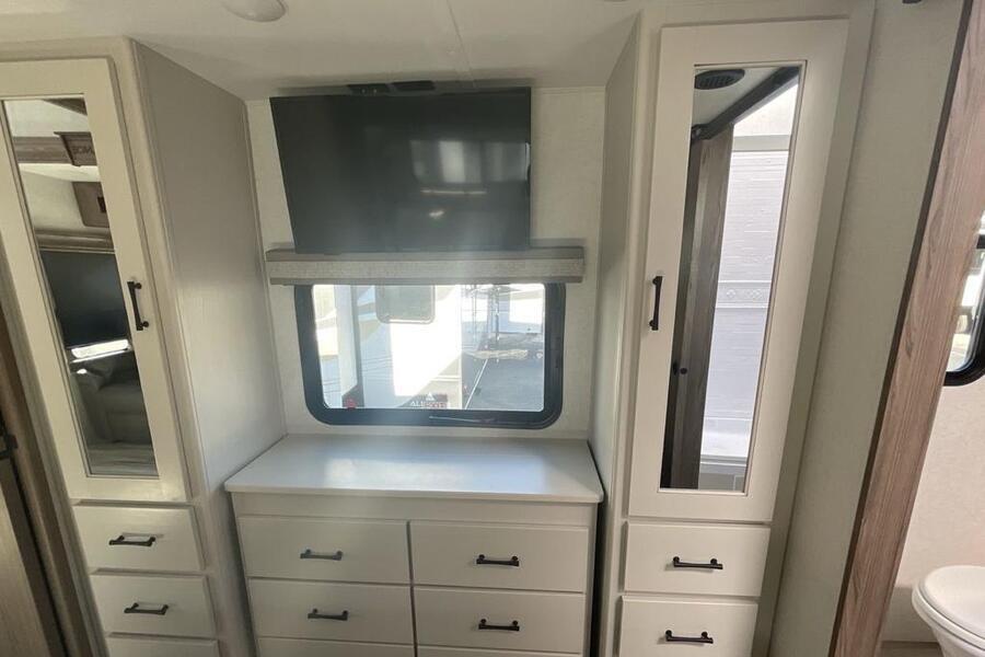 paul_sannen_motorhome_alliance_paradigm_interior_8