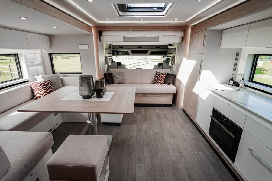 paul_sannen_motorhome_mercedes_actros_white_interior_1