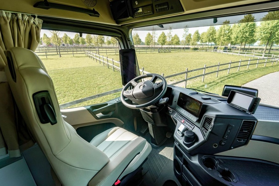paul_sannen_motorhome_mercedes_actros_white_interior_10
