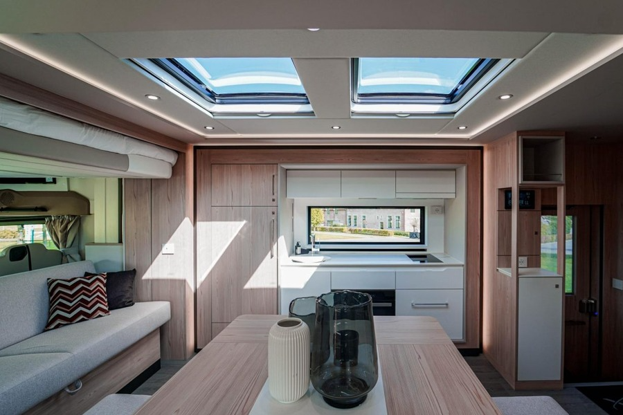 paul_sannen_motorhome_mercedes_actros_white_interior_2