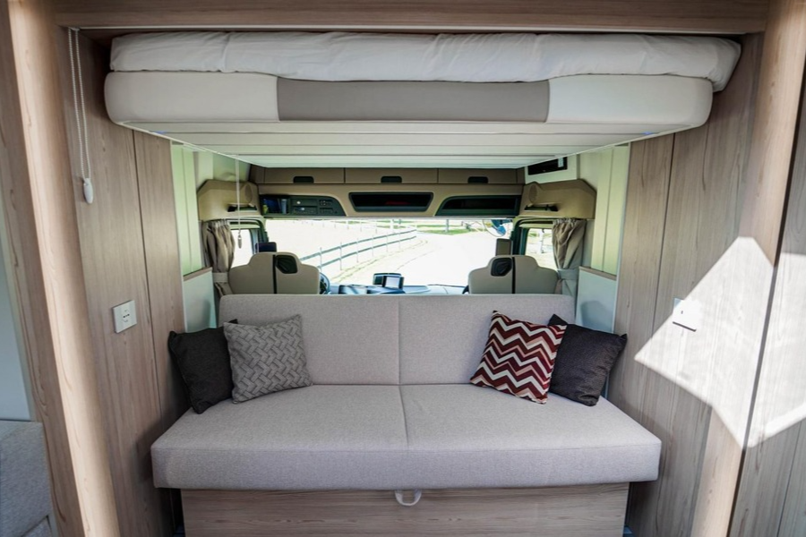 paul_sannen_motorhome_mercedes_actros_white_interior_4