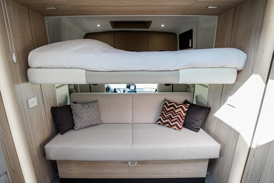 paul_sannen_motorhome_mercedes_actros_white_interior_5