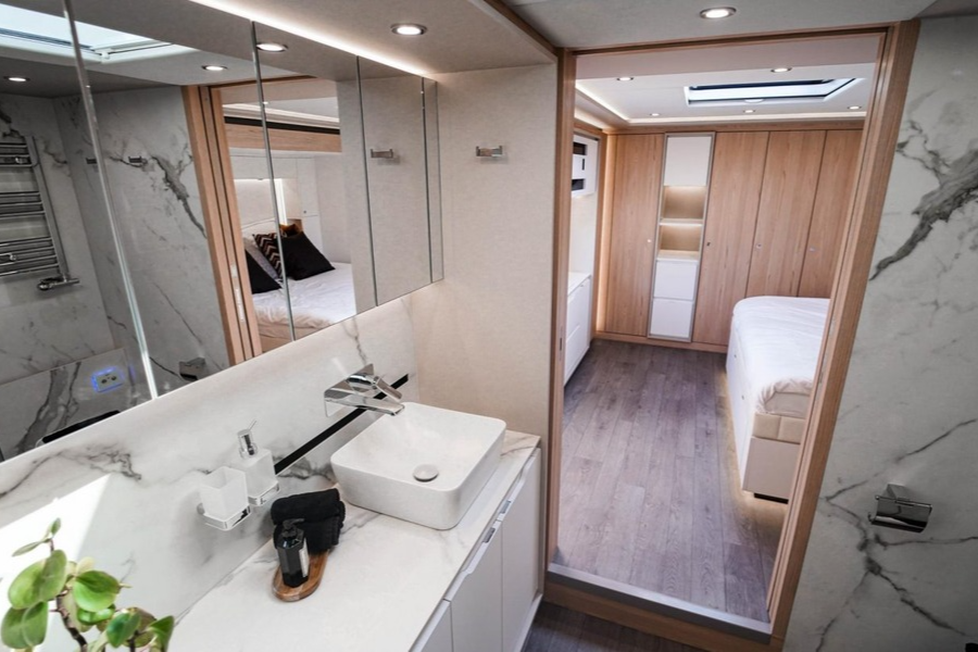 paul_sannen_motorhome_mercedes_actros_white_interior_7