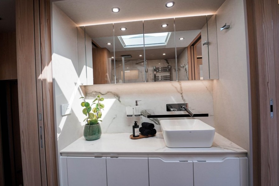 paul_sannen_motorhome_mercedes_actros_white_interior_8