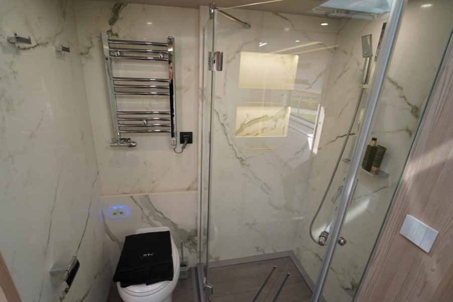 paul_sannen_motorhome_mercedes_actros_white_interior_9